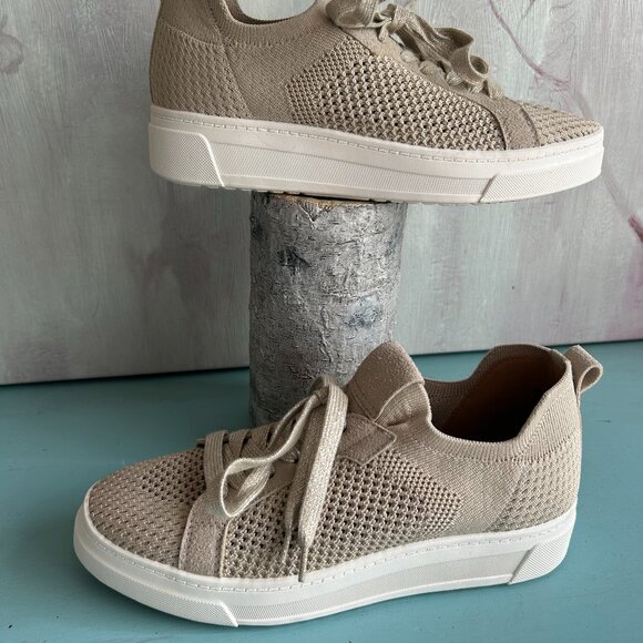 NWT White Mountain Uncut Slip On Sneakers Taupe Fabric Mid Top Size 7.5 Comfort - Picture 2 of 13